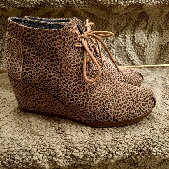 Women's TOMS Desert Wedge Heel Bootie in Leopard Cheetah Suede Size 8.5 M - Picture 3 of 5